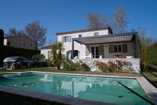 Pergola aluminium bioclimatique adossée