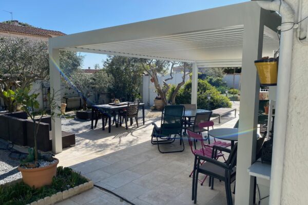 Pergola bioclimatique aluminium blanche