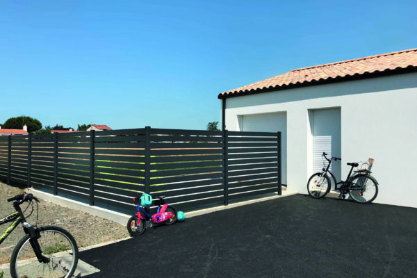clôture aluminium ajourée sur muret
