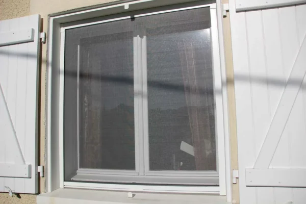 Moustiquaire enroulable fenêtre aluminium sur mesure