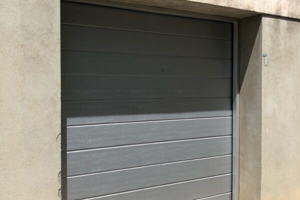 Porte de garage sectionnelle rénovation isolée a Vedène - Hormann -