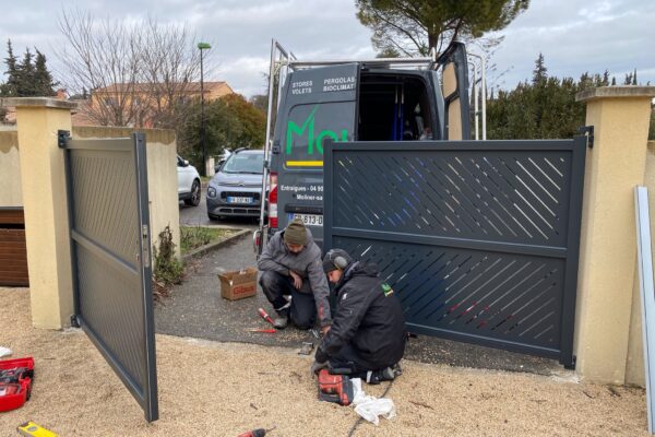 Pose d'un portail aluminium battant 2 vantaux gris anthracite a lames ajourées