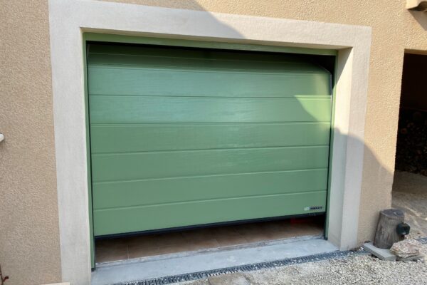 Porte de garage sectionnelle vert olive manuelle a Rochefort du Gard