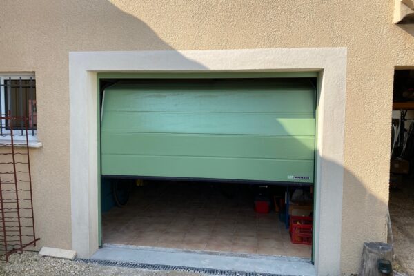 Porte de garage sectionnelle motorisée vert olive sur mesure a Rochefort du Gard