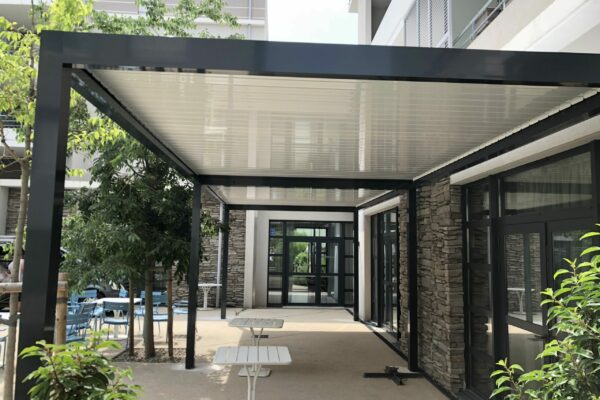 Pergola bioclimatique aluminium sur mesure adossée