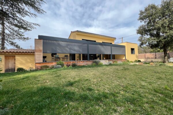 Store vertical sur pergola bioclimatique sur mesure