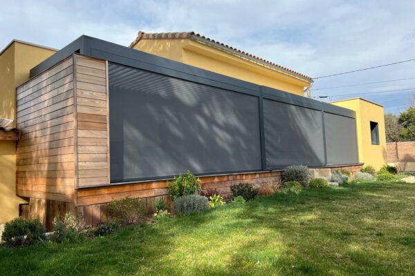 Store vertical sur pergola bioclimatique a lames orientables
