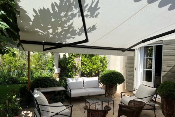 Store de terrasse avec pose gris