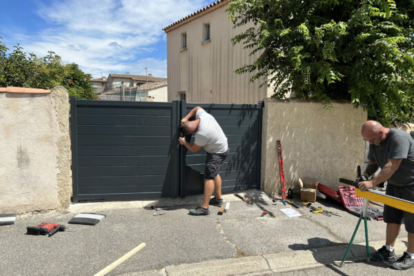 Pose d'un portail aluminium battant 2 vantaux gris anthracite motorisé a lames pleines