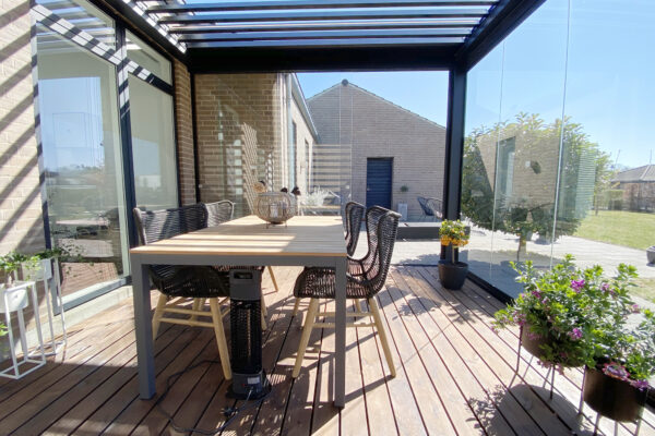 ﻿Pergola bioclimatique grise avec parois vitrées