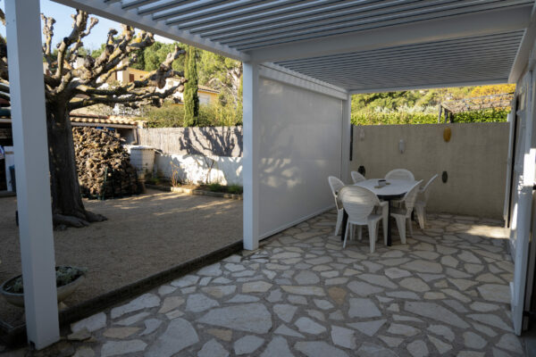 Store vertical sur pergola bioclimatique aluminium