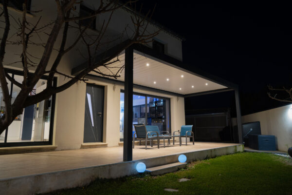 Pergola bioclimatique aluminium avec éclairage