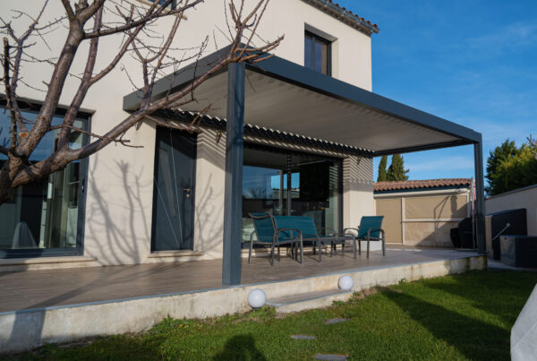 Pergola-bioclimatique-aluminium-gris-anthracite