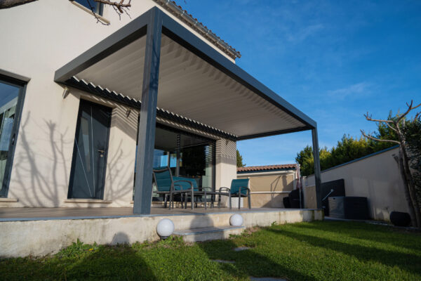 Pergola bioclimatique aluminium gris anthracite