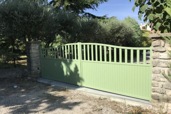 Portail aluminium sur mesure vert olive