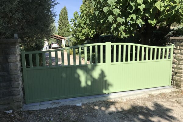 Portail aluminium battant sur mesure rénovation vert olive