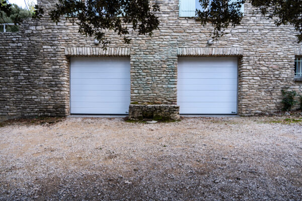 Porte de garage sectionnelle acier isolée a Malaucène