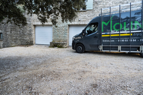 Pose porte de garage sectionnelle isolée