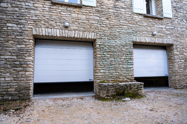 Porte de garage sectionnelle acier isolée a Malaucène