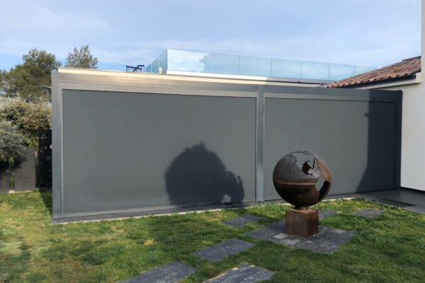 Pergola bioclimatique avec store vertical sur mesure