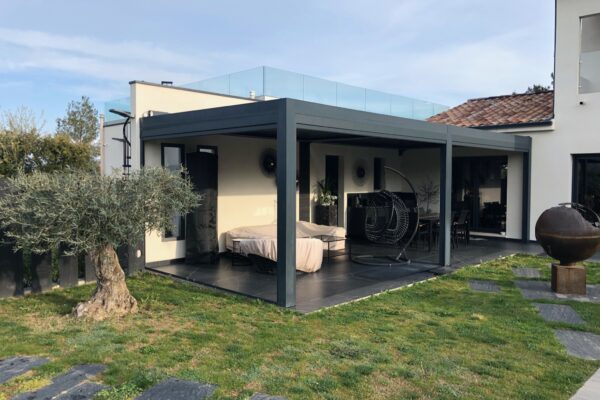 Pergolas-bioclimatique-avec-store-vertical