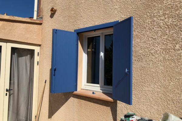 Volet battant aluminium isolant rénovation avec précadre 2 vantaux