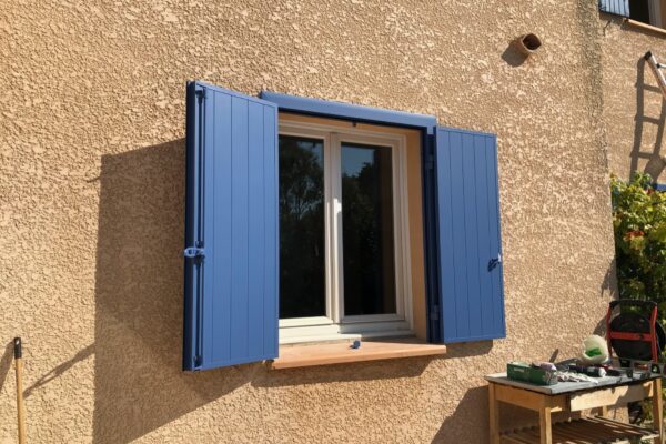 Volet battant aluminium rénovation avec précadre 2 vantaux