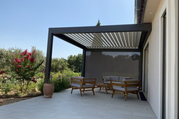 Pergola-bioclimatique-avec-store vertical