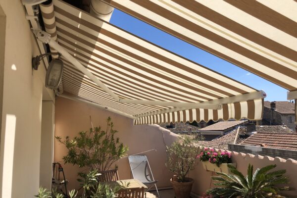 Store-banne-sur-mesure-aluminium
