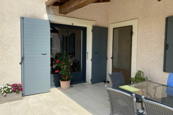 Volet battant aluminium isolant sans travaux provençal