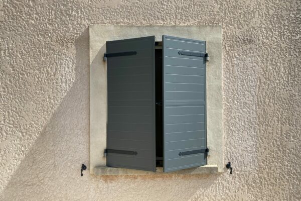 Volet battant aluminium sans travaux provençal.