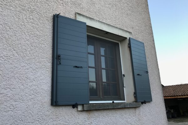 Volet battant aluminium gris anthracite isolant provençal