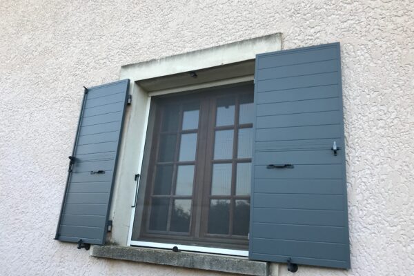 Volet battant aluminium gris anthracite