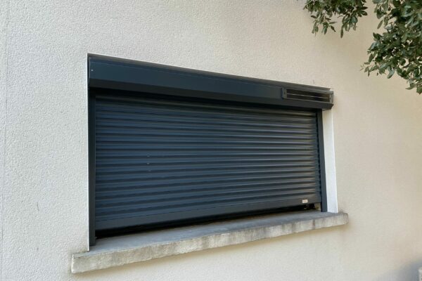 Volet roulant solaire gris anthracite isolant