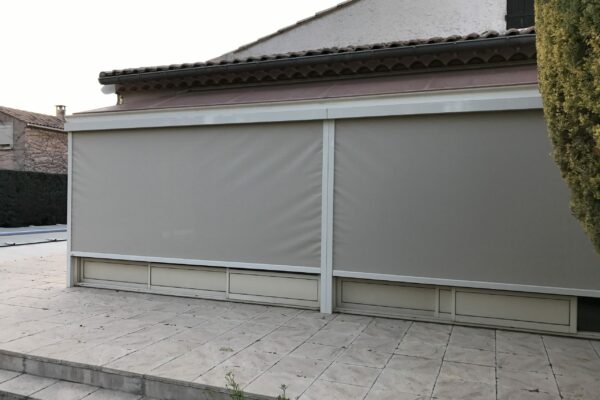 Stores verticaux grandes largeurs