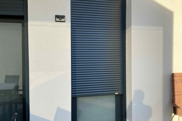 Volet roulant solaire gris anthracite
