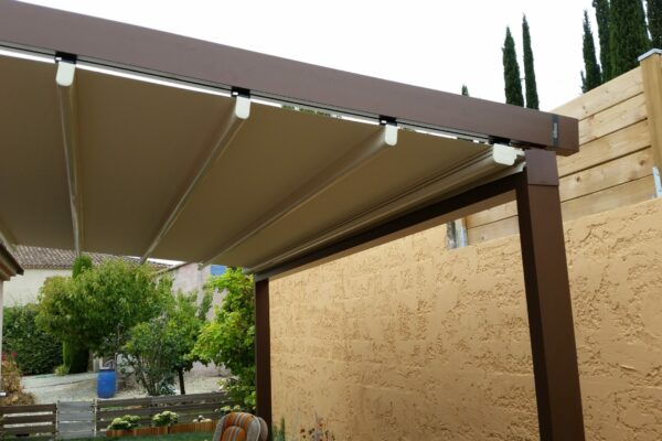 Pergola toile repliable sur mesure avec store vertical