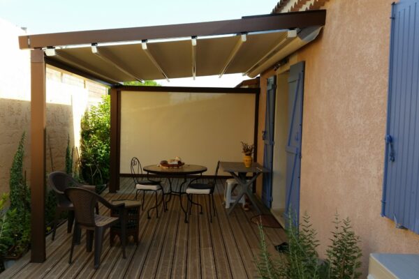 Pergola toile repliable sur mesure avec store