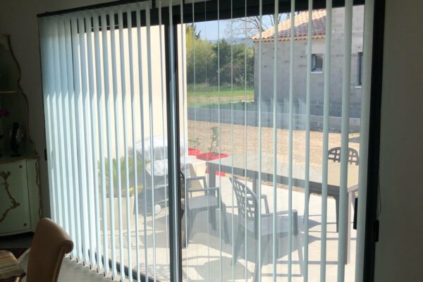 Store a bandes verticales motorisé sur mesure à Orange