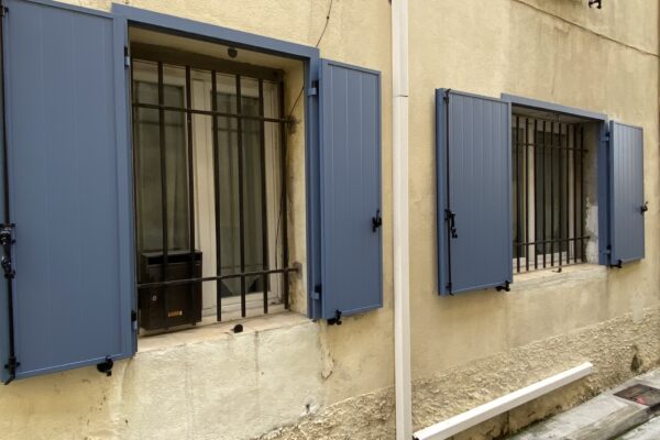 Volet battant rénovation avec précadre à Pernes les fontaines