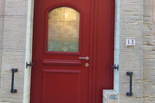 Porte d'entrée aluminium sur mesure à Villeneuve-lès-Avignon