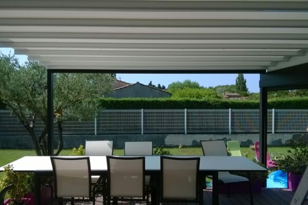 Pergola toile enroulable autoportée