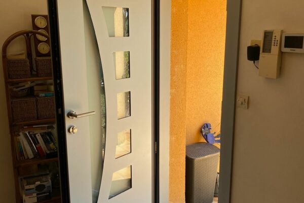 Porte d'entrée renforcée vitrée aluminium à Avignon
