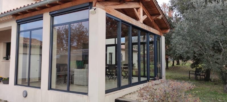 Pose fermeture de terrasse en aluminium avec stores à Pernes les fontaines