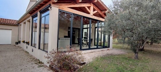 Pose de menuiseries alu et de stores exterieurs.