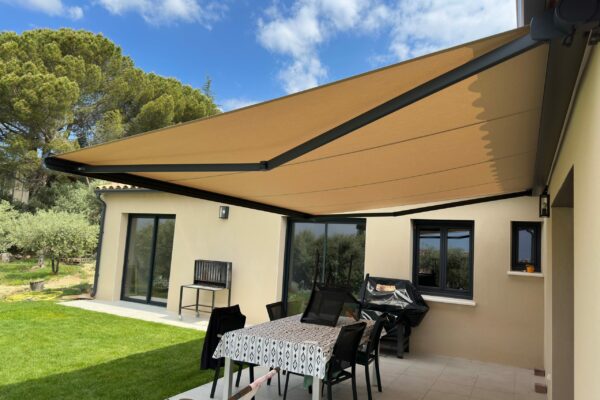 Store banne aluminium motorisé installé par la société Moliner dans le Vaucluse. Cette protection solaire sur mesure permet de profiter pleinement de la terrasse tout en réduisant la chaleur à l'intérieur de l'habitation. Nos stores bannes offrent confort, esthétisme et protection UV, avec motorisation radio ou solaire selon les besoins, Store installé a Carpentras.