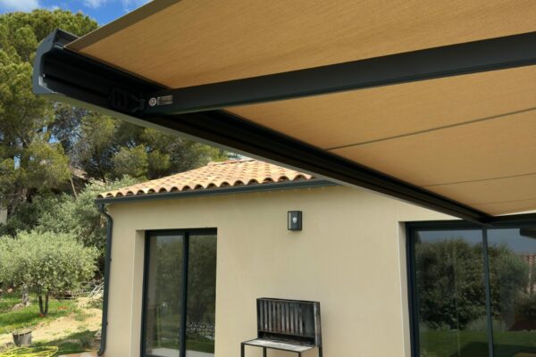 Store banne aluminium motorisé installé par la société Moliner dans le Vaucluse. Cette protection solaire sur mesure permet de profiter pleinement de la terrasse tout en réduisant la chaleur à l'intérieur de l'habitation. Nos stores bannes offrent confort, esthétisme et protection UV, avec motorisation radio ou solaire selon les besoins, Store installé en Vaucluse