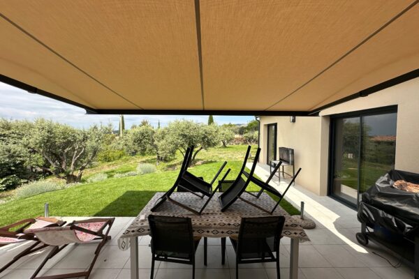 Store banne aluminium motorisé installé par la société Moliner dans le Vaucluse. Cette protection solaire sur mesure permet de profiter pleinement de la terrasse tout en réduisant la chaleur à l'intérieur de l'habitation. Nos stores bannes offrent confort, esthétisme et protection UV, avec motorisation radio ou solaire selon les besoins, Store installé a Villeneuve-Lès-Avignon