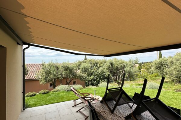 Store banne aluminium motorisé installé par la société Moliner dans le Vaucluse. Cette protection solaire sur mesure permet de profiter pleinement de la terrasse tout en réduisant la chaleur à l'intérieur de l'habitation. Nos stores bannes offrent confort, esthétisme et protection UV, avec motorisation radio ou solaire selon les besoins, Store installé a Cavaillon