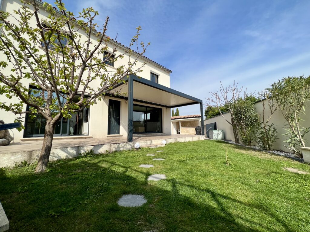 Pergola bioclimatique et porte d&rsquo;entrée Alu